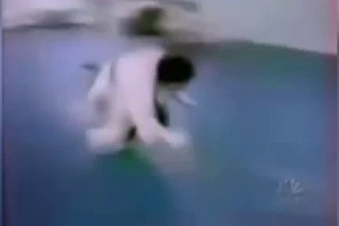 Hài hước khoảnh khắc nữ võ sinh bị tuột quần trong lúc thi đấu