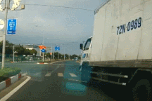 Cú đánh lái xuất thần của tài xế xe tải tránh người đi xe máy vượt đèn đỏ