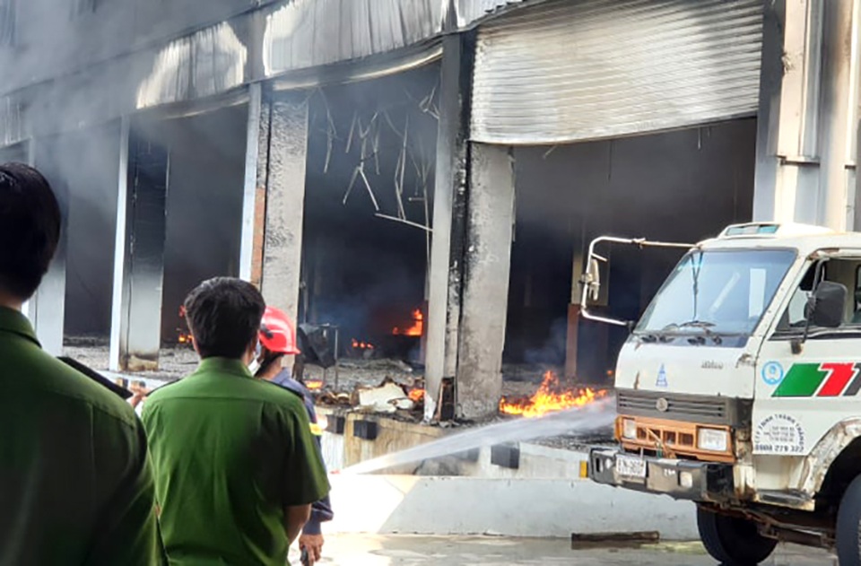 Công ty sản xuất nệm mút tại Bình Dương chìm trong “biển lửa” - 5 Công ty sản xuất nệm mút tại Bình Dương chìm trong “biển lửa” - 5