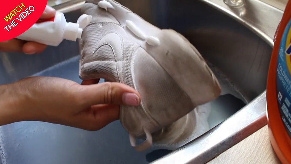 Mẹo làm sạch giày trắng như mới bằng kem đánh răng - 1 Mẹo làm sạch giày trắng như mới bằng kem đánh răng - 1