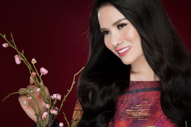 Ca sĩ Thành Lê đẹp ấn tượng với áo dài đón xuân