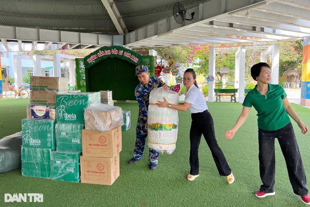 Vượt sóng mang Trung thu tới các em học sinh trên quần đảo Trường Sa - 7 Vượt sóng mang Trung thu tới các em học sinh trên quần đảo Trường Sa - 7