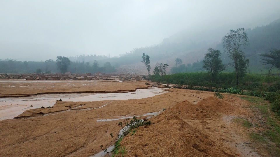 Người dân thấp thỏm sống dưới ngọn núi... “chờ sập” - 4 Người dân thấp thỏm sống dưới ngọn núi... “chờ sập” - 4