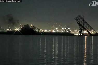 Tàu lớn đâm sập cầu Mỹ, nhiều người nghi rơi xuống sông