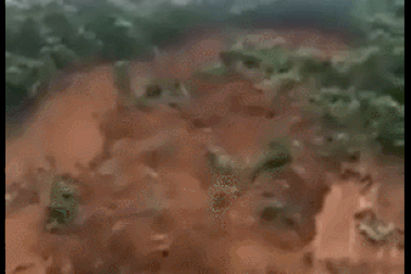 Cận cảnh vụ lở đất kinh hoàng cuốn bay 2 máy xúc ở Lai Châu