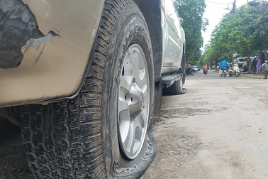 Gần 40 ô tô ở khu chung cư Hà Nội bị chọc thủng lốp trong đêm