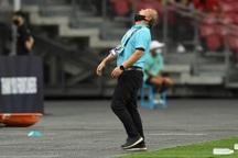 Lần đầu thua Thái Lan, HLV Park Hang Seo quỳ xuống sân thất vọng