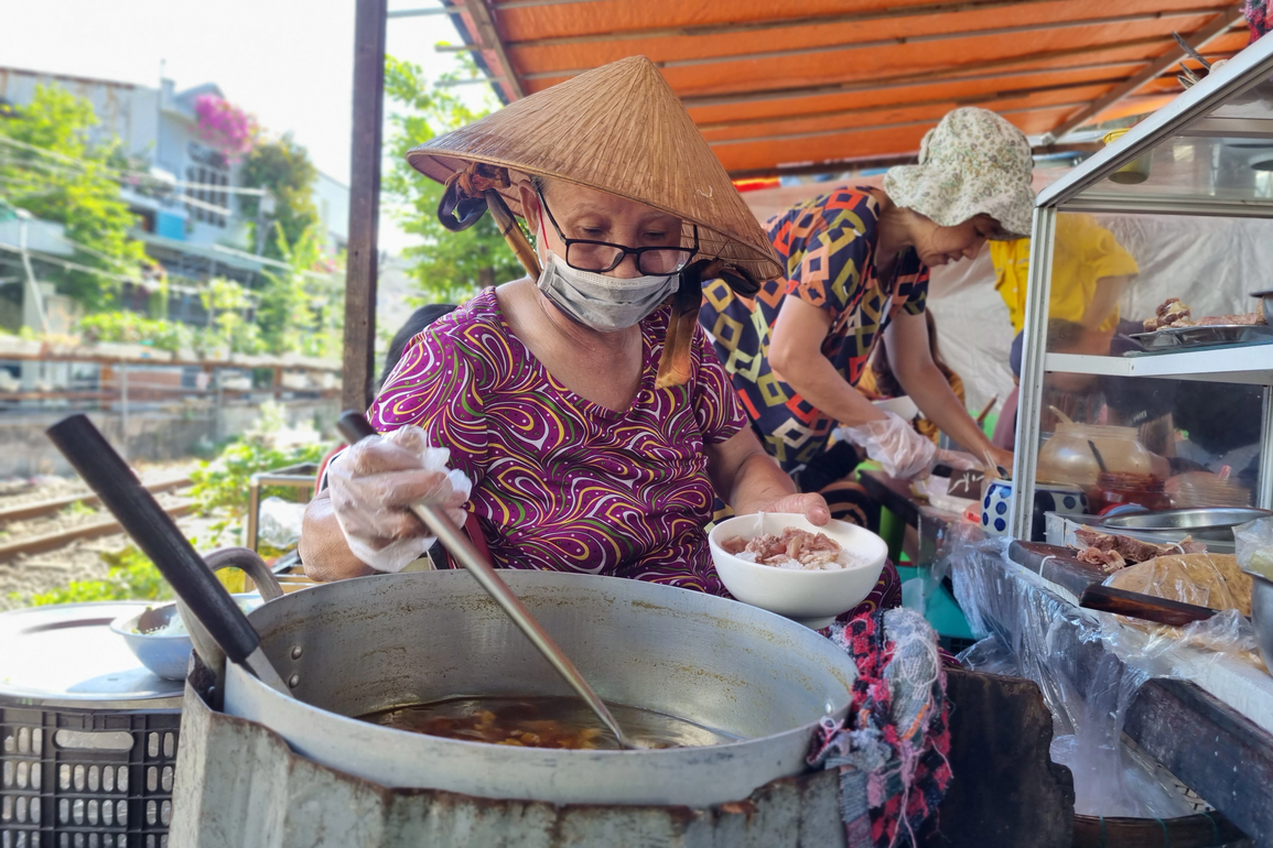 Quán bún giữa trung tâm Đà Nẵng, view đường tàu, giá 5.000 đồng/tô - 3 Quán bún giữa trung tâm Đà Nẵng, view đường tàu, giá 5.000 đồng/tô - 3