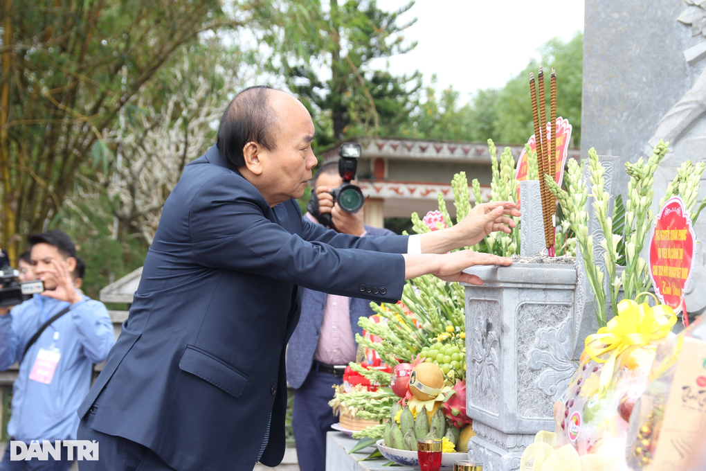 Chủ tịch nước Nguyễn Xuân Phúc dâng hương tưởng niệm nữ sĩ Hồ Xuân Hương - 4 Chủ tịch nước Nguyễn Xuân Phúc dâng hương tưởng niệm nữ sĩ Hồ Xuân Hương - 4