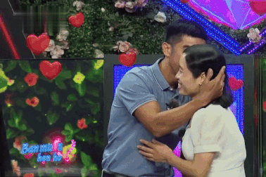 Con trai đưa bố lên tivi tìm vợ, liên tục vỗ tay khi bố hôn má bạn gái mới