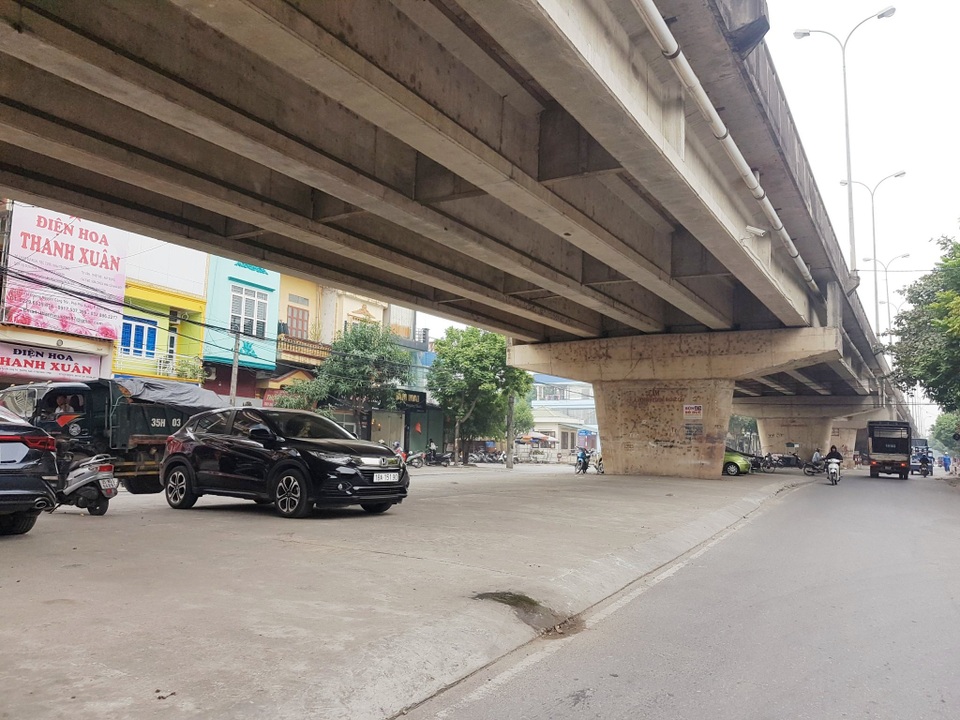Giải tỏa bãi đỗ xe “xẻ thịt” gầm cầu sau phản ánh của Báo Dân trí! - 4 Giải tỏa bãi đỗ xe “xẻ thịt” gầm cầu sau phản ánh của Báo Dân trí! - 4