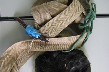 Trói chân tay, cạo trọc đầu vợ vì... lời thề