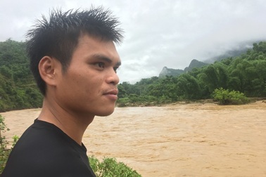 Nam thanh niên cứu người giữa dòng lũ: “Thấy người gặp nạn thì cứu thôi”