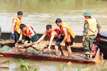 Vật lộn trong lũ chèn đá hộc, đóng cọc gia cố chân đê