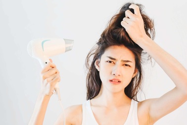 Những tín hiệu sức khỏe quan trọng từ gàu, ngứa, vi khuẩn trên da đầu