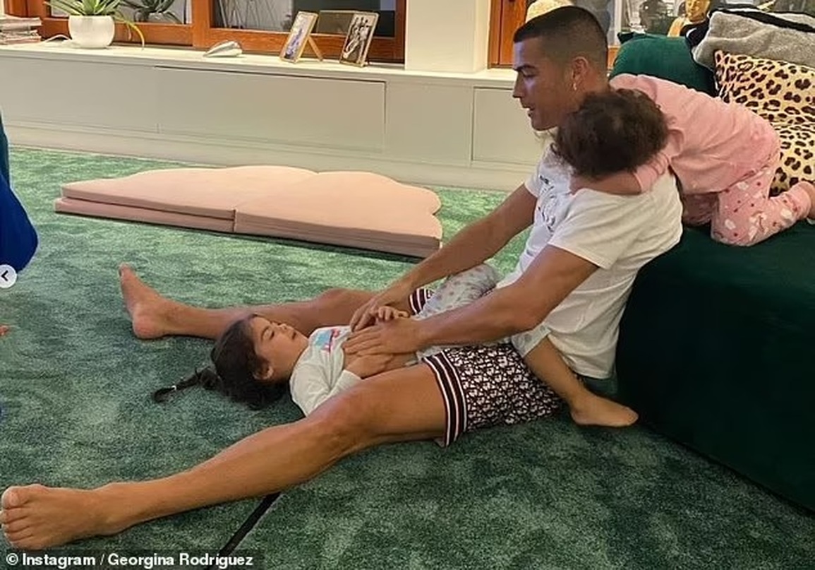Bạn gái gọi Ronaldo là người cha tuyệt vời nhất thế giới - 3 Bạn gái gọi Ronaldo là người cha tuyệt vời nhất thế giới - 3