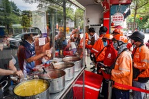 Shipper xếp hàng dài mua chè đậu đỏ ngày Thất tịch