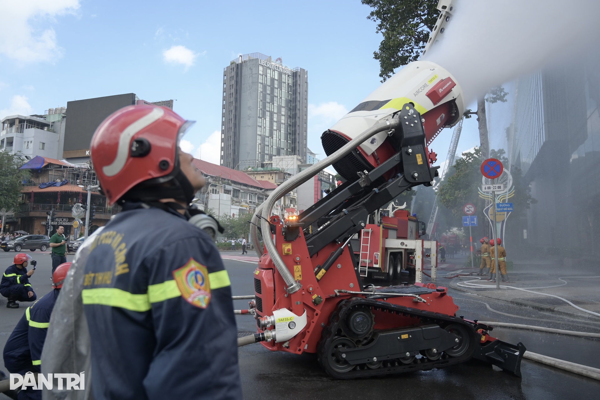 Hơn 1.300 người tham gia diễn tập chữa cháy tại tòa nhà ở trung tâm TPHCM - 9 Hơn 1.300 người tham gia diễn tập chữa cháy tại tòa nhà ở trung tâm TPHCM - 9