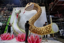 Cận cảnh linh vật rắn khổng lồ ở đường hoa Nguyễn Huệ