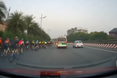 Nhóm người đi xe đạp tràn vào đường Võ Nguyên Giáp, tranh làn với ô tô