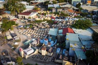 Nhà cửa “kẹt” gần một thập kỷ giữa nghĩa trang, mồ mả