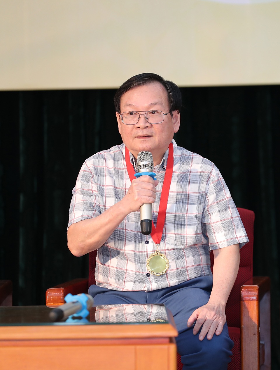 Nhà thơ Nguyễn Quang Thiều từ chối nhận giải Dế Mèn - 2 Nhà thơ Nguyễn Quang Thiều từ chối nhận giải Dế Mèn - 2