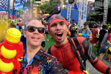 Du khách nước ngoài vui chơi ở lễ hội té nước Songkran