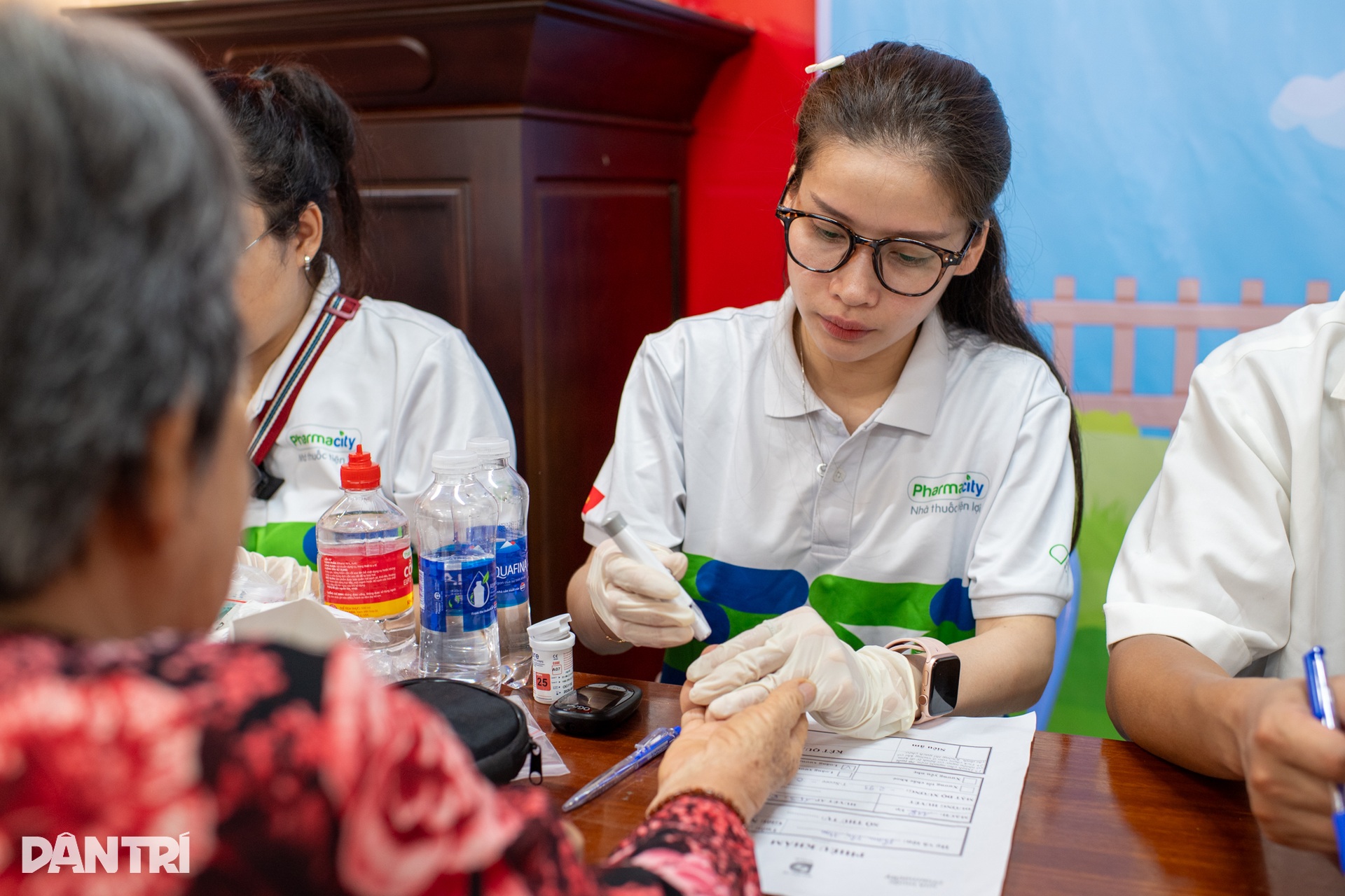 Khám bệnh miễn phí, tặng quà tri ân gần 300 người có công tại Quảng Trị - 14 Khám bệnh miễn phí, tặng quà tri ân gần 300 người có công tại Quảng Trị - 14