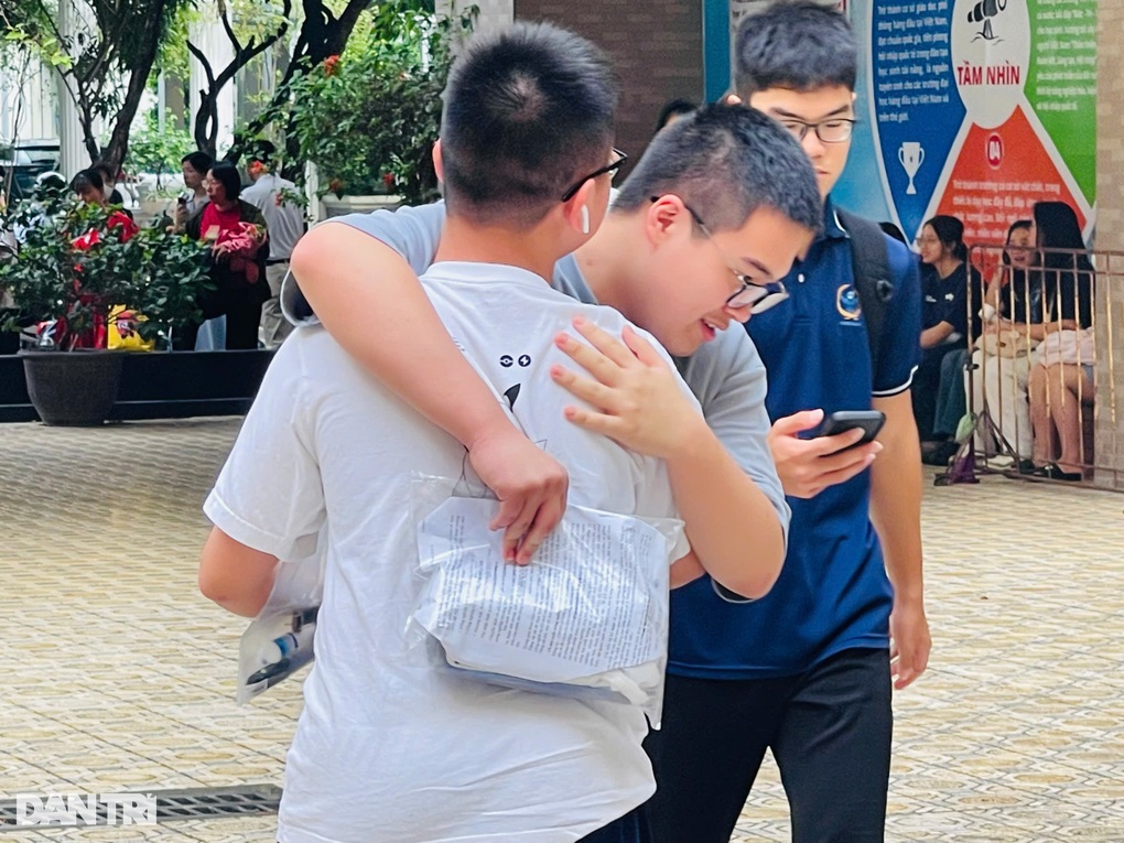 Thí sinh vượt hàng trăm km giành suất vào lớp 10 THPT Chuyên ĐH Sư phạm - 1