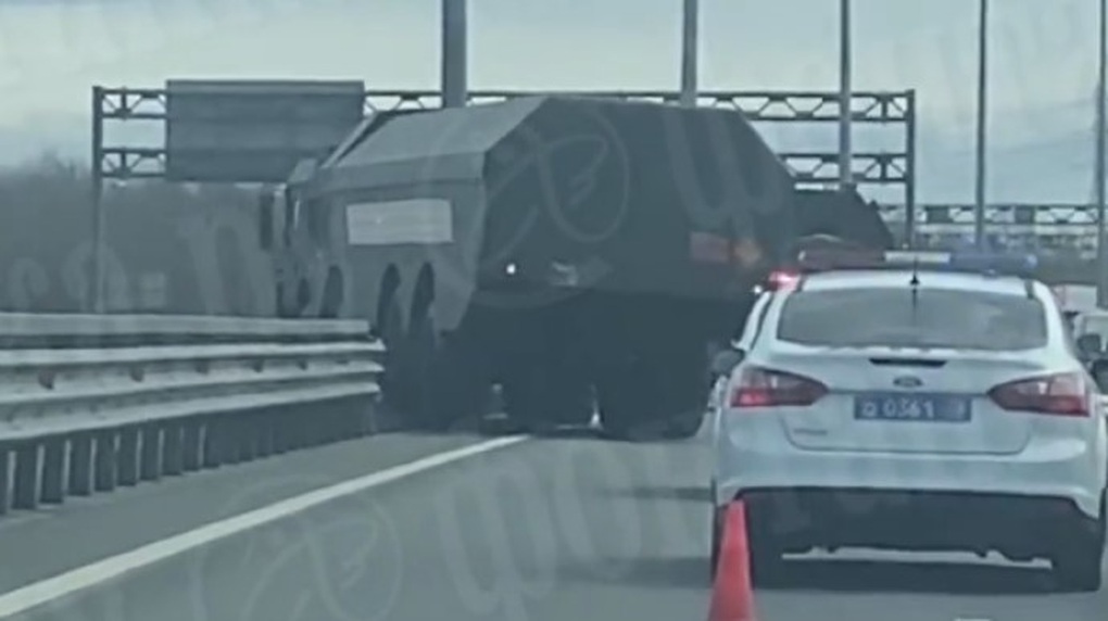 Bệ phóng siêu tên lửa của Nga gặp tai nạn trên đường - 1 Bệ phóng siêu tên lửa của Nga gặp tai nạn trên đường - 1