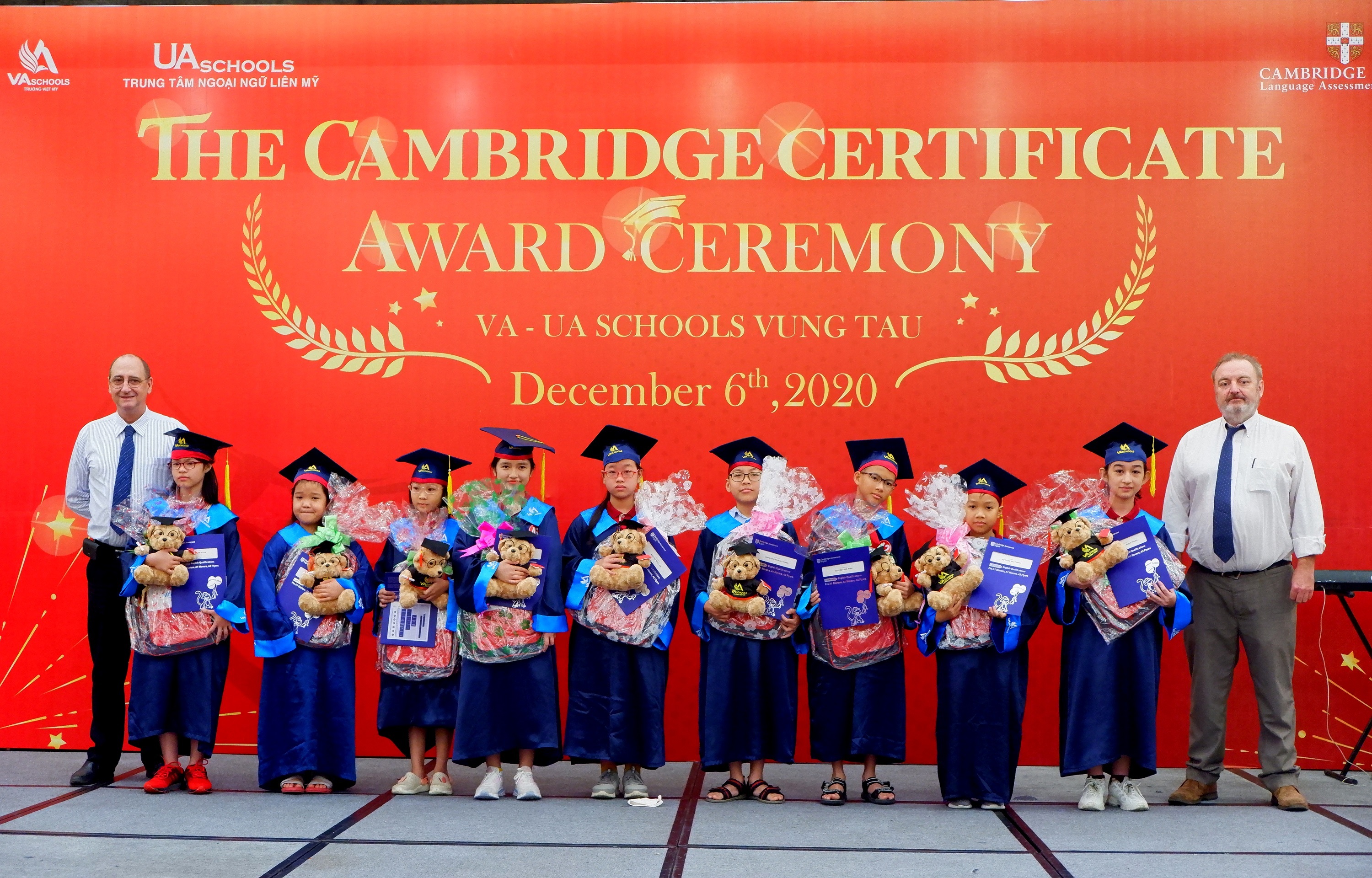 Hàng năm, học sinh tiểu học sẽ tham dự kỳ thi Cambridge theo quy định để đánh giá khả năng tiếng Anh và lấy các chứng chỉ quốc tế như: Starters, Movers, Flyers. Sau khi hoàn thành bậc tiểu học, các em có cơ hội chuyển tiếp lên trung học trong Hệ thống trường Việt Mỹ để học tiếp chương trình song ngữ.