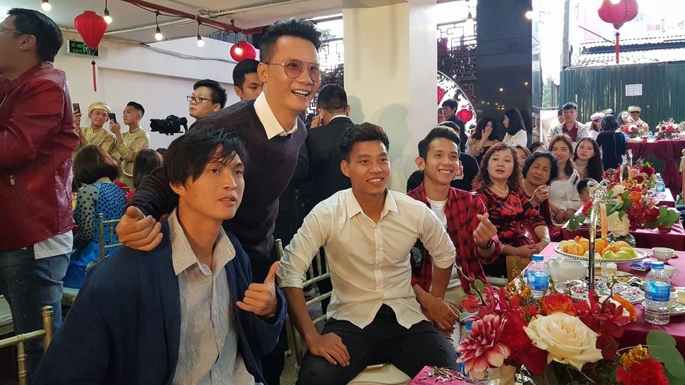 Cầu thủ Duy Mạnh và bạn gái nhà giàu làm lễ ăn hỏi, xôn xao cả phố Xã Đàn - 13 Cầu thủ Duy Mạnh và bạn gái nhà giàu làm lễ ăn hỏi, xôn xao cả phố Xã Đàn - 13