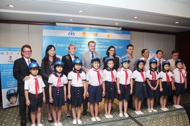 Tập đoàn Hoa Kỳ tặng gần 2.000 mũ bảo hiểm cho học sinh Việt Nam