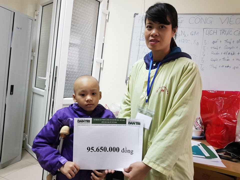Bạn đọc Dân trí giúp đỡ bé Khánh Linh mắc ung thư xương gần 100 triệu đồng - 3 Bạn đọc Dân trí giúp đỡ bé Khánh Linh mắc ung thư xương gần 100 triệu đồng - 3