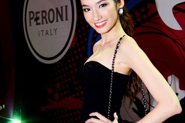 Trúc Diễm rạng rỡ trong phong cách “đỏ đen”