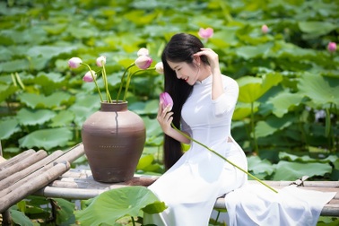 “Công chúa tóc mây” phiên bản Việt khoe sắc bên sen