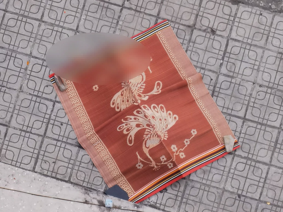 Hà Nội: Người phụ nữ bán hàng ăn nghi rơi từ tầng 16 chung cư xuống đất - 2