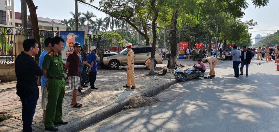 Ô tô đâm nhiều người ngồi uống nước trên vỉa hè rồi “hạ gục” bờ tường - 3 Ô tô đâm nhiều người ngồi uống nước trên vỉa hè rồi “hạ gục” bờ tường - 3