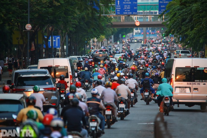 So sánh giao thông TPHCM: Trước giãn cách ùn tắc, nay chỉ còn xe cứu thương - 15 So sánh giao thông TPHCM: Trước giãn cách ùn tắc, nay chỉ còn xe cứu thương - 15