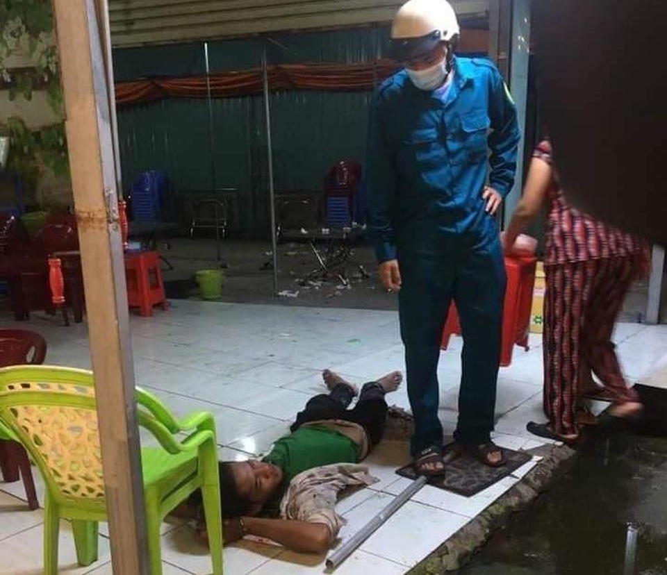 Mâu thuẫn trên bàn nhậu, nam thanh niên rút dao đâm gục 2 người bạn - 2 Mâu thuẫn trên bàn nhậu, nam thanh niên rút dao đâm gục 2 người bạn - 2