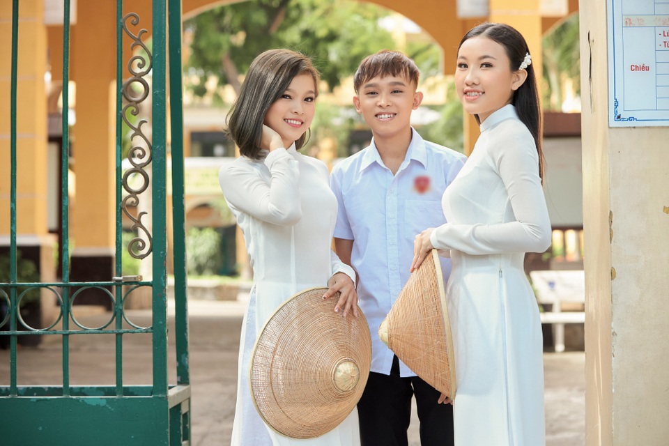 Hồ Văn Cường ra dáng thanh niên bên hai con gái nuôi của Phi Nhung - 1 Hồ Văn Cường ra dáng thanh niên bên hai con gái nuôi của Phi Nhung - 1