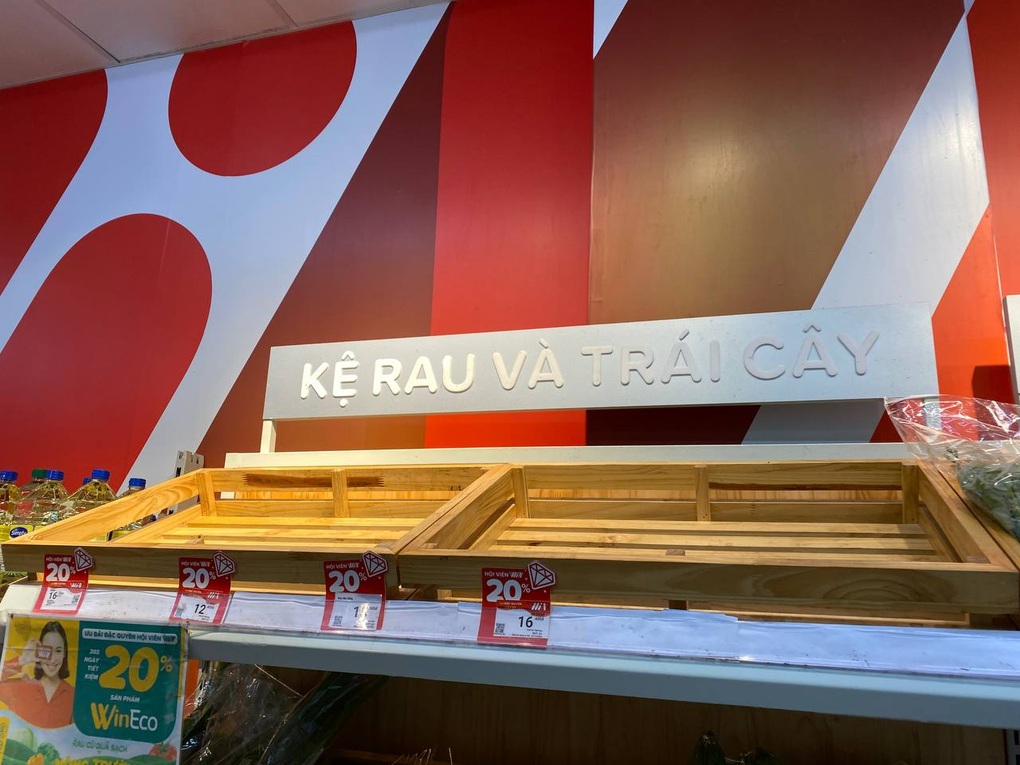 Heavy rain in Hanoi, many supermarkets out of vegetables - 2 Mưa ngập sâu ở Hà Nội, nhiều siêu thị cháy hàng rau xanh - 2