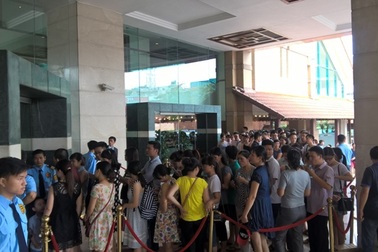 Hàng nghìn người đổ xô săn hàng hiệu "siêu" giảm giá