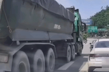 Tranh đường với xe ben để rẽ, ô tô "tập lái" bị đâm tơi tả ngay ngã tư