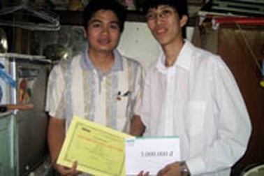 Trao quà cho thủ khoa sắp mất đi…đôi mắt