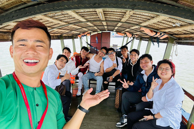 Thúy Liễu - nam hướng dẫn viên "hot nhất miền Tây", khách đổ xô về gặp mặt