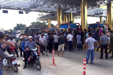 Người dân Lương Sơn gửi tận tay đại biểu Dương Trung Quốc đơn kiến nghị về Trạm thu phí Quốc lộ 6