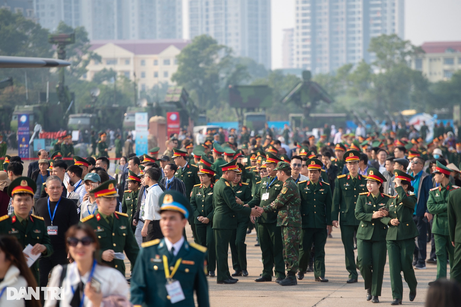 Khách tham quan thích thú xem vũ khí, xếp hàng trải nghiệm bắn súng - 2 Khách tham quan thích thú xem vũ khí, xếp hàng trải nghiệm bắn súng - 2