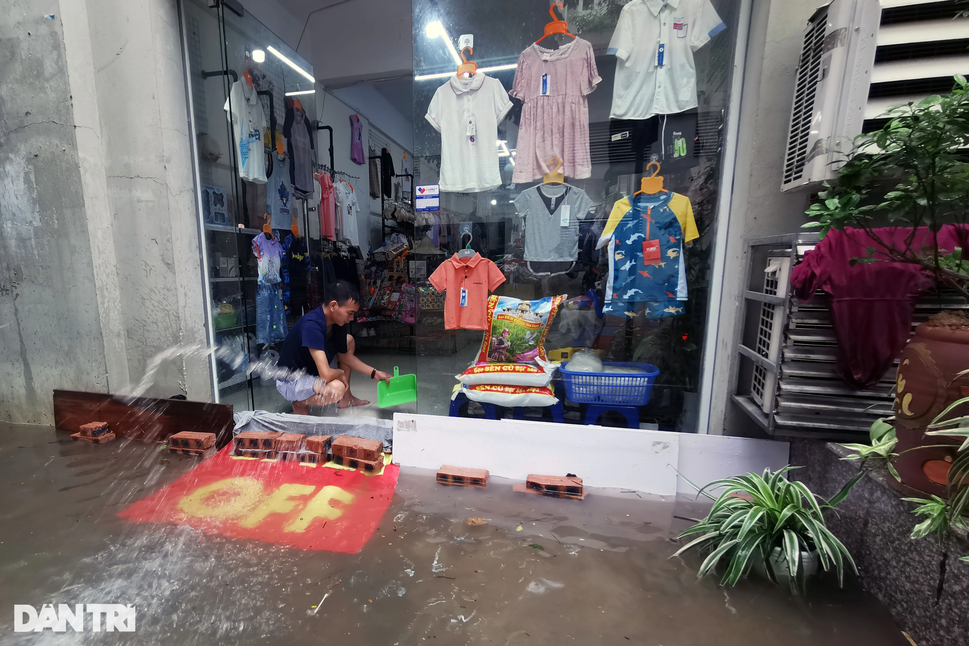Chung cư ngập sâu, bãi xe òm ọp nước, cư dân lội nước hóa vàng ngày Rằm - 7 Chung cư ngập sâu, bãi xe òm ọp nước, cư dân lội nước hóa vàng ngày Rằm - 7