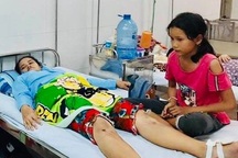 Bé gái bàng hoàng chứng kiến mẹ bị bức tường "khổng lồ" đổ vùi lấp